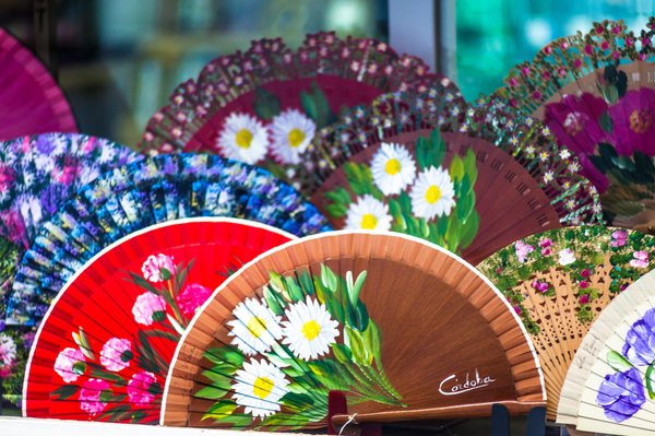 Explorez les éventails artisanaux en bois et en tissu uniques